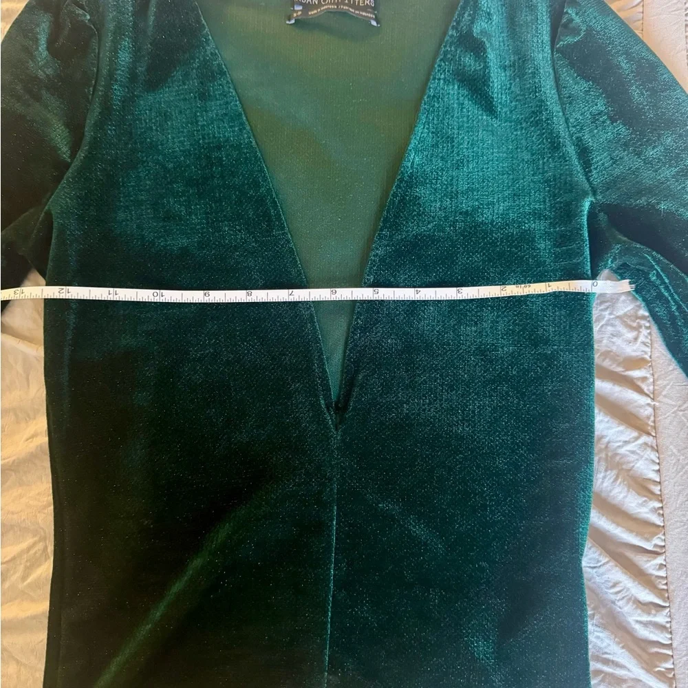 Elegant Emerald Green Women's Top - Picture 3 of 8